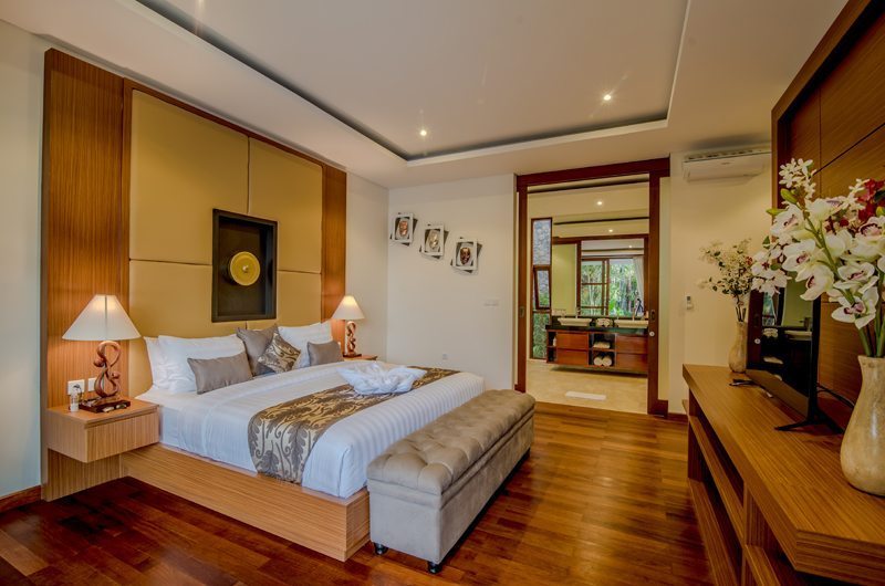 Freedom Villa Bedroom and Bathroom, Petitenget | 5 Bedroom Villas Bali