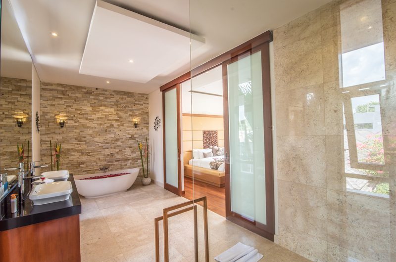 Freedom Villa Romantic Bathtub Set Up, Petitenget | 5 Bedroom Villas Bali