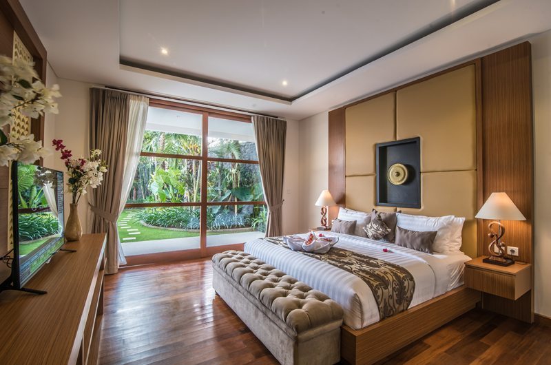 Freedom Villa Bedroom with Garden View, Petitenget | 5 Bedroom Villas Bali
