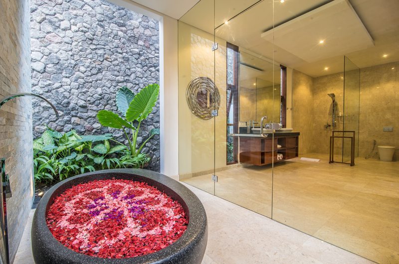 Freedom Villa Bathtub with Rose Petels, Petitenget | 5 Bedroom Villas Bali