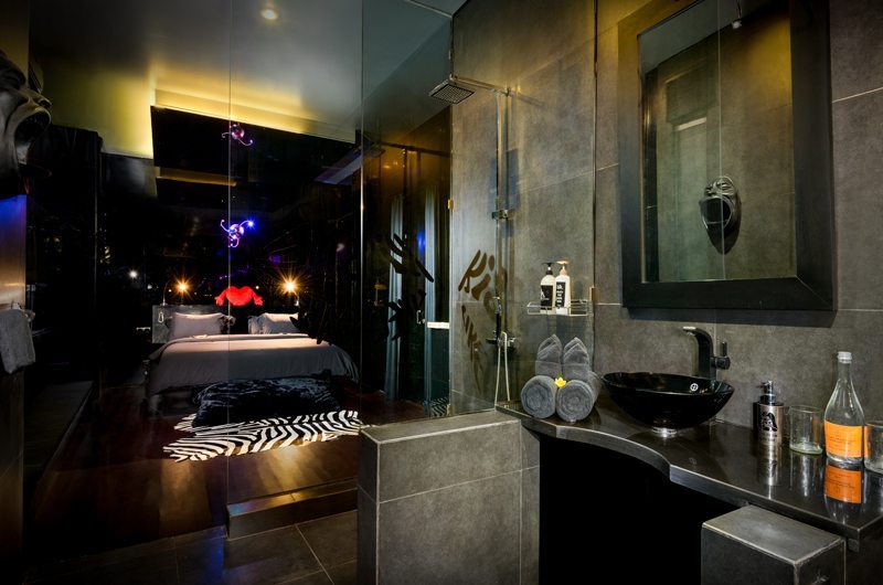 Niconico Mansion Bedroom and Bathroom at Night, Petitenget | 5 Bedroom Villas Bali