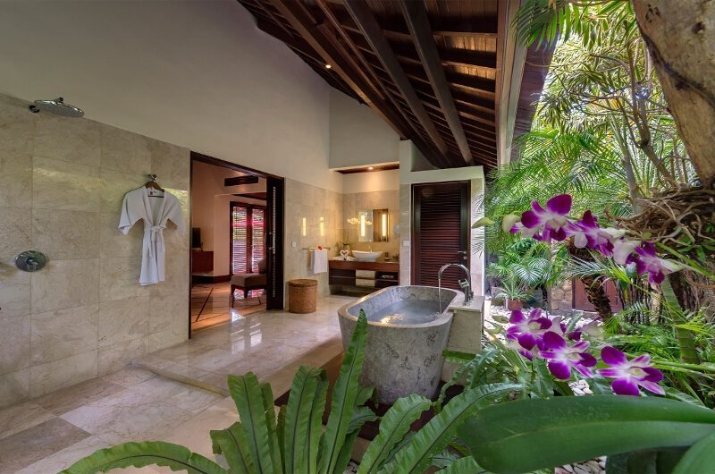 Villa Asta Bathroom with Bathtub, Batubelig | 5 Bedroom Villas Bali