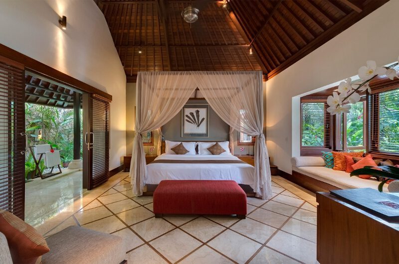 Villa Asta Bedroom with Seating Area, Batubelig | 5 Bedroom Villas Bali