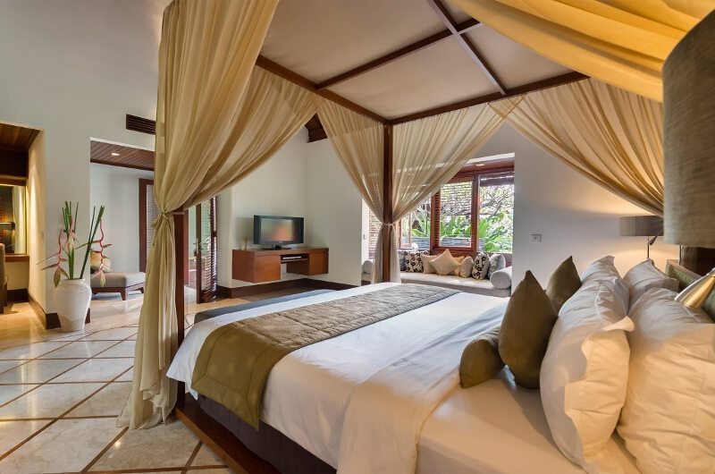 Villa Asta Bedroom with TV, Batubelig | 5 Bedroom Villas Bali