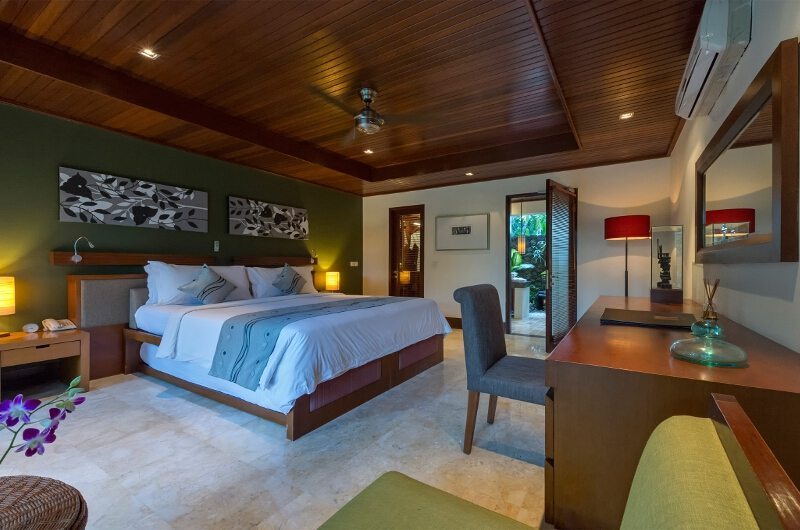 Villa Asta Bedroom with Study Table, Batubelig | 5 Bedroom Villas Bali
