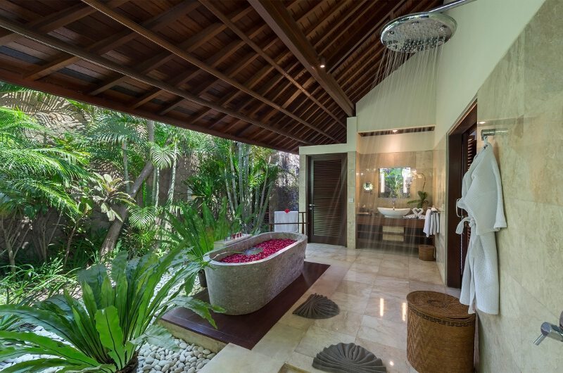 Villa Asta Romantic Bathtub Set Up, Batubelig | 5 Bedroom Villas Bali