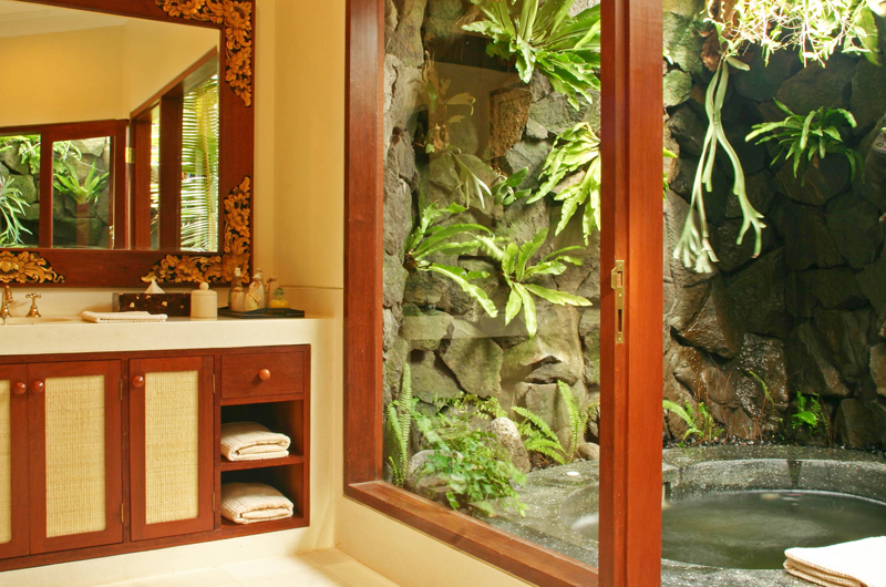 Villa Cemara Sanur Bathroom with Bathtub, Sanur | 5 Bedroom Villas Bali