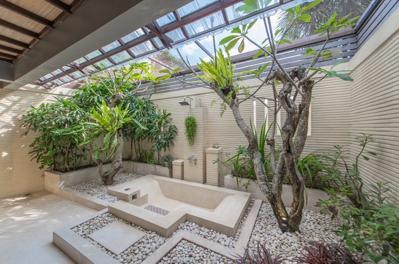 Villa Coraffan Semi Open Bathroom with Bathtub, Canggu | 5 Bedroom Villas Bali