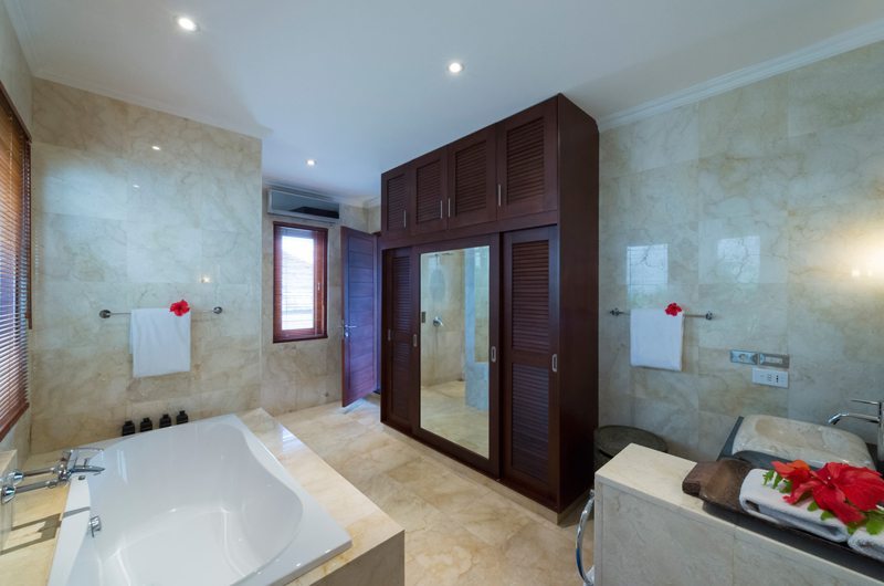 Villa Kalimaya Bathroom with Bathtub, Seminyak | 5 Bedroom Villas Bali