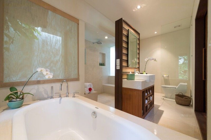 Villa Mata Air Bathroom with Bathtub, Canggu | 5 Bedroom Villas Bali