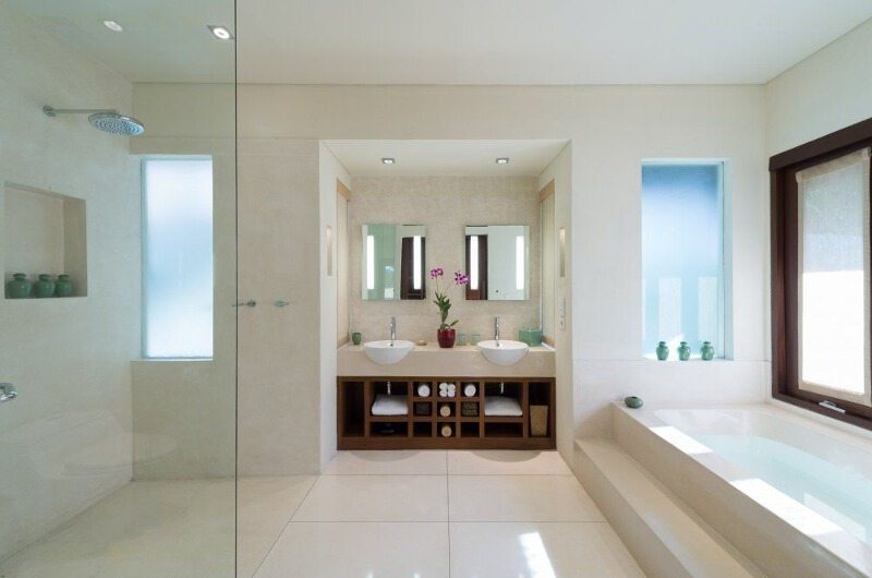 Villa Mata Air His and Hers Bathroom with Bathtub, Canggu | 5 Bedroom Villas Bali