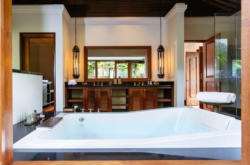 Villa Semarapura Bathtub, Seseh | 5 Bedroom Villas Bali