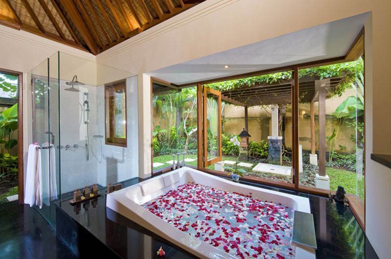 Villa Semarapura Bathroom with Bathtub, Seseh | 5 Bedroom Villas Bali