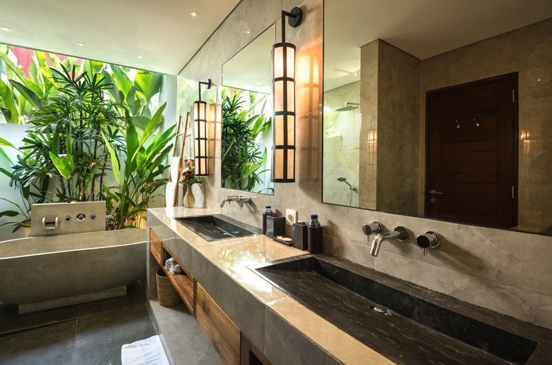 Villa Tangram Bathroom with Bathtub, Seminyak | 5 Bedroom Villas Bali