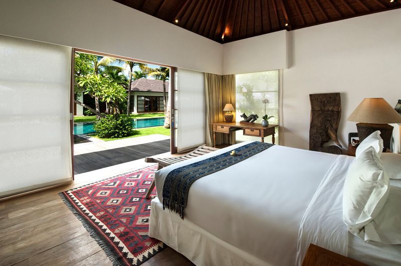 Villa Tiga Puluh Bedroom with Table Lamp, Seminyak | 5 Bedroom Villas Bali