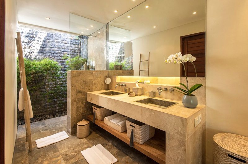 Villa Tiga Puluh His and Hers Bathroom with Shower, Seminyak | 5 Bedroom Villas Bali
