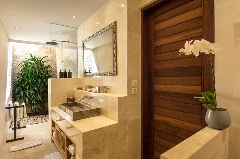 Villa Tiga Puluh Bathroom with Mirror, Seminyak | 5 Bedroom Villas Bali